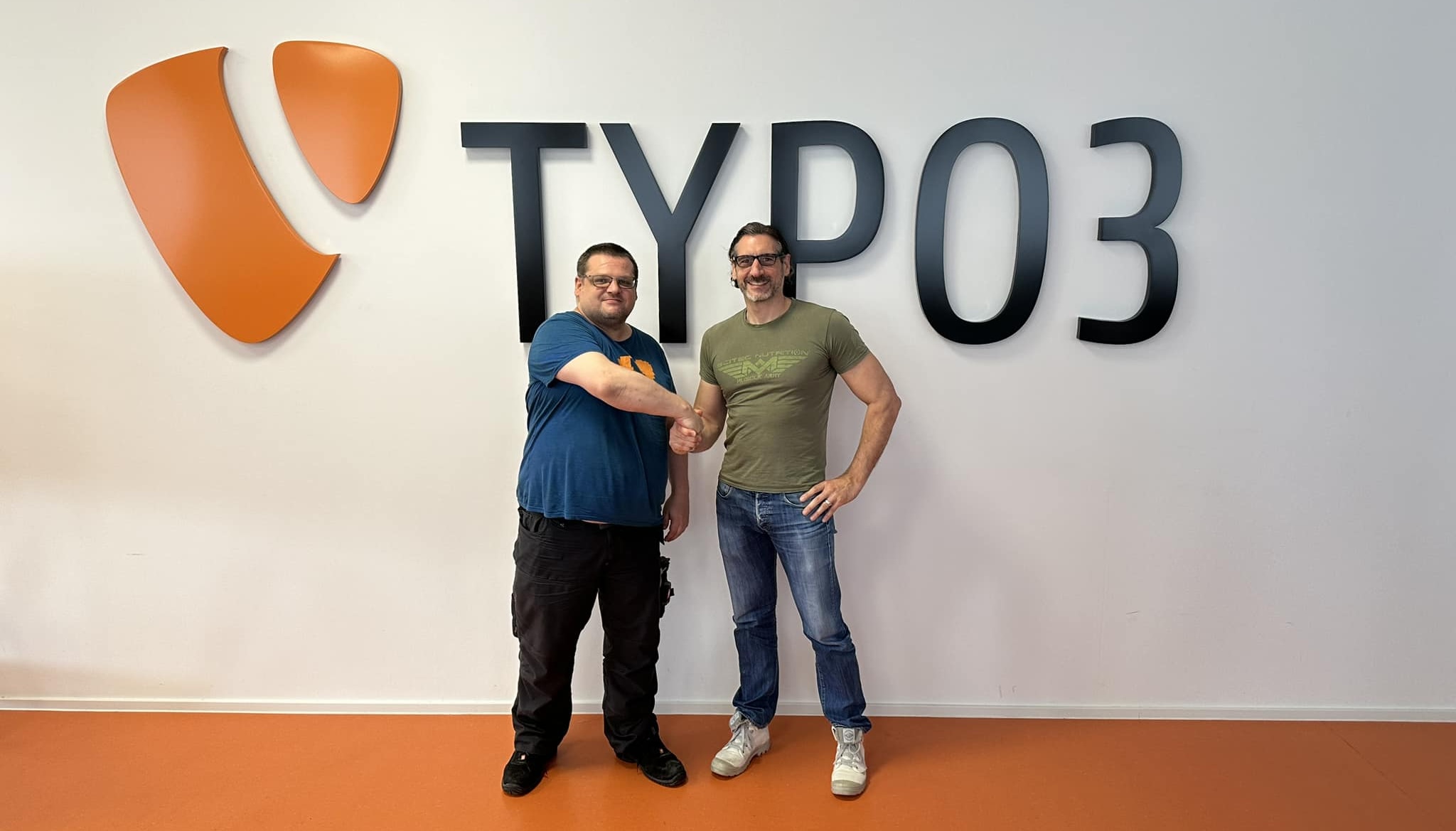 Boris Hinzer welcomes Stefan Bürk to the web-vision team on the occasion of the TYPO3 Community Sprint.